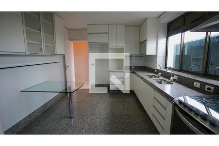 Apartamento para alugar com 4 quartos, 240m² em Belvedere, Belo Horizonte