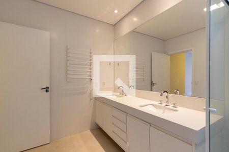 Banheiro da suíte 1 de casa de condomínio à venda com 4 quartos, 350m² em Mont Blanc Résidence, Campinas