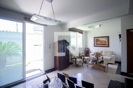 Sala de casa à venda com 4 quartos, 365m² em Cabral, Contagem