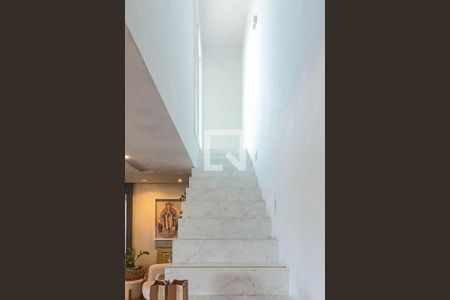 Escadas de apartamento para alugar com 3 quartos, 233m² em Cidade São Francisco, São Paulo