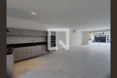 Sala de casa de condomínio para alugar com 4 quartos, 315m² em Recreio dos Bandeirantes, Rio de Janeiro