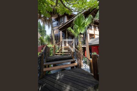 Escada de acesso de casa de condomínio para alugar com 4 quartos, 800m² em Morada dos Pássaros, Barueri