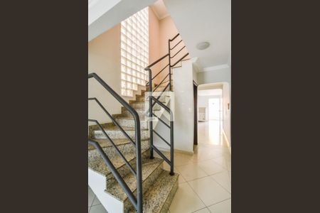 Escada de casa à venda com 3 quartos, 220m² em Jardim Las Vegas, Santo André