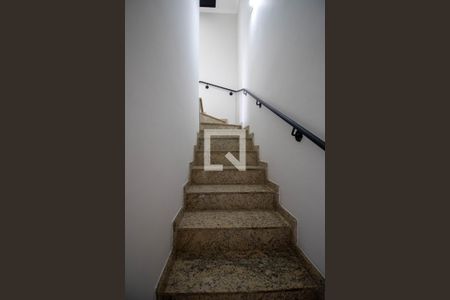 Escada de casa para alugar com 2 quartos, 85m² em Vila Sonia, São Paulo