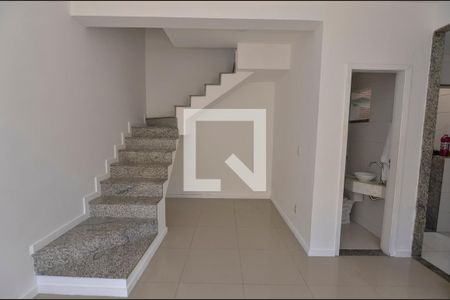 Sala de casa de condomínio para alugar com 2 quartos, 68m² em São Francisco Xavier, Rio de Janeiro