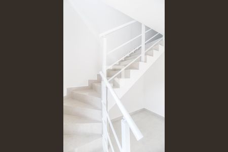 Escada de casa para alugar com 2 quartos, 75m² em Jardim California, Barueri