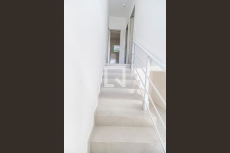 Escada de casa para alugar com 2 quartos, 75m² em Jardim California, Barueri