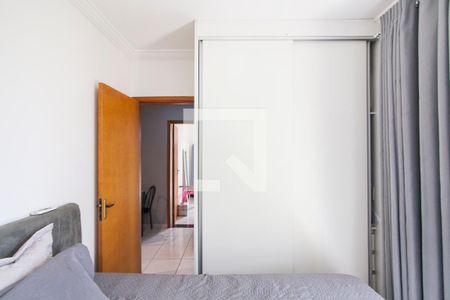 Quarto 1 de apartamento para alugar com 2 quartos, 47m² em Santa Mônica, Uberlândia
