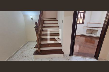 Escada de casa para alugar com 4 quartos, 120m² em Jardim Sao Caetano, São Caetano do Sul