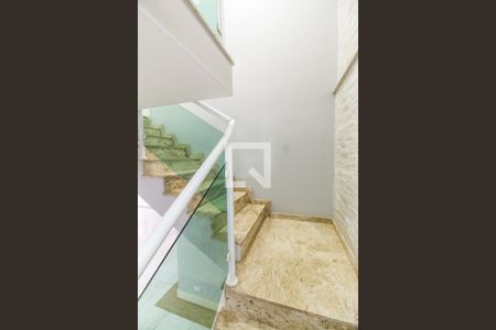 Escada de casa de condomínio para alugar com 5 quartos, 10230m² em Chacara Santa Lucia dos Ypes, Carapicuíba