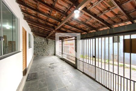 Garagem de casa à venda com 2 quartos, 200m² em Cenáculo, Belo Horizonte