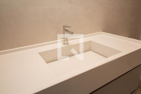 Banheiro Social de kitnet/studio para alugar com 1 quarto, 36m² em Alto de Pinheiros, São Paulo