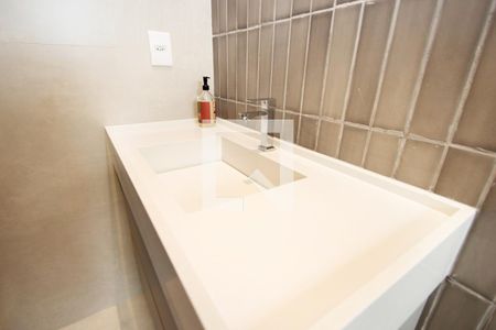 Banheiro Social de kitnet/studio para alugar com 1 quarto, 26m² em Alto de Pinheiros, São Paulo