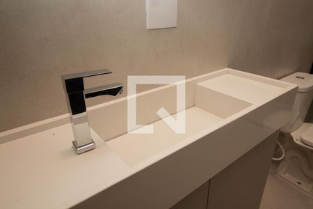 Banheiro Social de kitnet/studio para alugar com 1 quarto, 32m² em Alto de Pinheiros, São Paulo