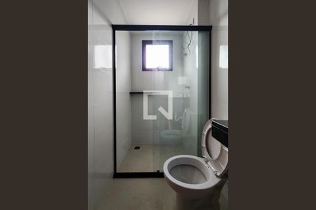 Banheiro de kitnet/studio para alugar com 1 quarto, 21m² em Vila Alvinopolis, São Bernardo do Campo