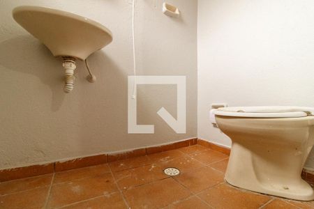 Banheiro Social de casa para alugar com 1 quarto, 8m² em Vila Paiva, São Paulo