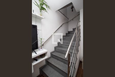 Escada de casa para alugar com 4 quartos, 150m² em Vila Bancaria Munhoz, São Paulo