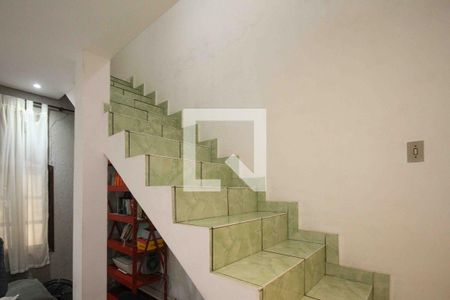 escada de casa à venda com 3 quartos, 110m² em Fazenda da Juta, São Paulo