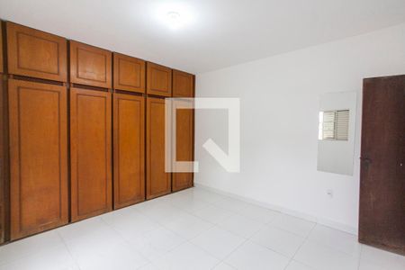 Suite de casa para alugar com 5 quartos, 420m² em Santa Mônica, Uberlândia