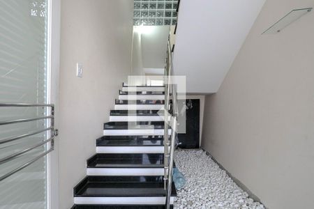 Escada de casa de condomínio para alugar com 3 quartos, 280m² em Parque Santana, Mogi das Cruzes