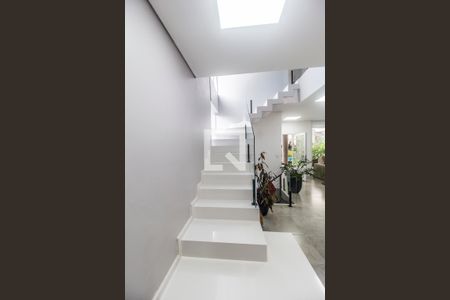 Escada de casa de condomínio para alugar com 4 quartos, 385m² em Alphaville, Santana de Parnaíba