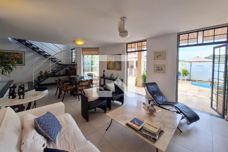 Sala de casa de condomínio à venda com 4 quartos, 250m² em Badu, Niterói