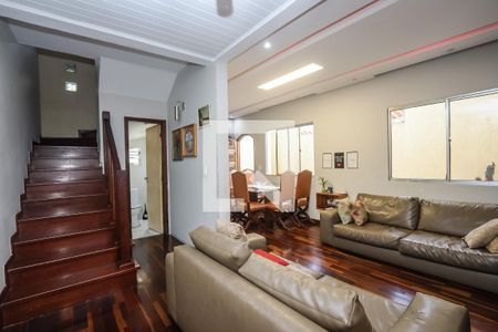 Escada de casa para alugar com 4 quartos, 200m² em Jardim Salete, Taboão da Serra