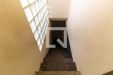 Escada de casa para alugar com 2 quartos, 70m² em Lindo Parque, São Gonçalo