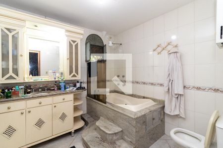 Banheiro da Suíte de casa para alugar com 5 quartos, 300m² em Jardim Sulacap, Rio de Janeiro