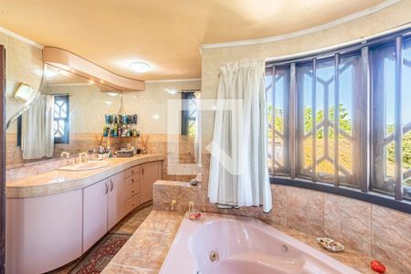 Banheiro de casa à venda com 4 quartos, 460m² em Vila Conceição, Porto Alegre