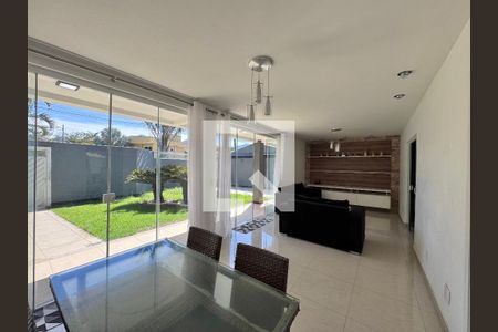 Sala de casa de condomínio à venda com 4 quartos, 480m² em Guaratiba, Rio de Janeiro