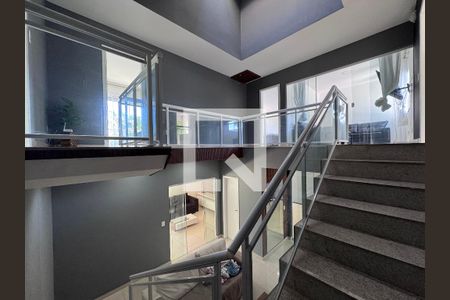 Escada de casa de condomínio à venda com 4 quartos, 480m² em Guaratiba, Rio de Janeiro