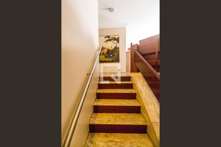 Escada de casa de condomínio para alugar com 4 quartos, 521m² em Residencial Zero (tambore), Santana de Parnaíba