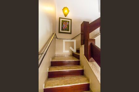 Escada de casa de condomínio para alugar com 4 quartos, 521m² em Residencial Zero (tambore), Santana de Parnaíba