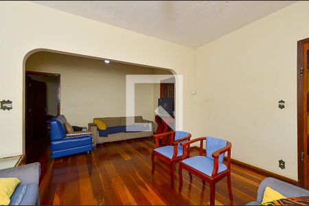 Casa à venda com 4 quartos, 200m² em Santa Efigênia, Belo Horizonte
