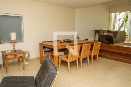 Sala de casa para alugar com 3 quartos, 441m² em Centro, Americana