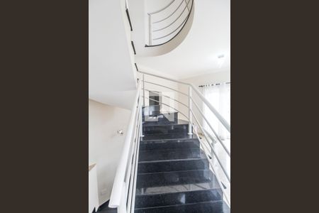 Escada de casa de condomínio para alugar com 4 quartos, 436m² em Alphaville, Santana de Parnaíba