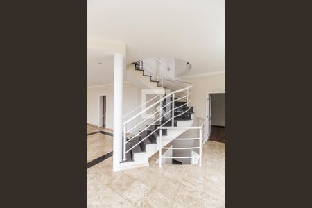 Escada de casa de condomínio para alugar com 4 quartos, 436m² em Alphaville, Santana de Parnaíba