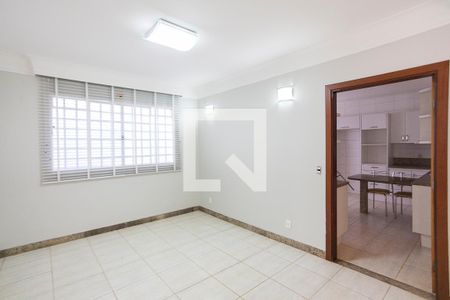 Sala 2 de casa para alugar com 5 quartos, 480m² em Cidade Jardim, Uberlândia