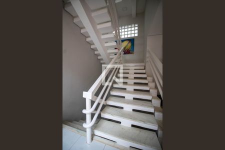 Escada de casa de condomínio para alugar com 5 quartos, 880m² em Colinas do Ermitage (sousas), Campinas