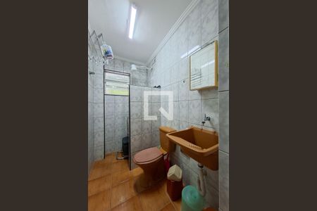Banheiro de kitnet/studio para alugar com 1 quarto, 30m² em Canto do Forte, Praia Grande