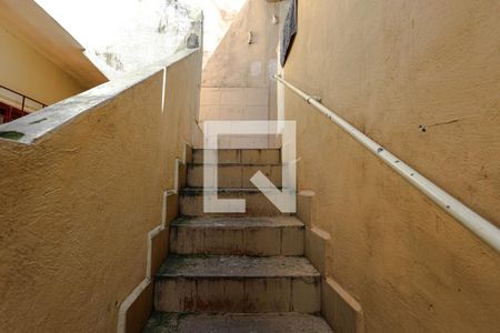 Escada de casa para alugar com 3 quartos, 99m² em Conjunto Habitacional Bras Cubas, Mogi das Cruzes