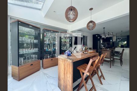 Sala de casa de condomínio para alugar com 6 quartos, 1500m² em Vargem Grande, Rio de Janeiro