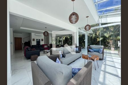 Sala de casa de condomínio para alugar com 6 quartos, 1500m² em Vargem Grande, Rio de Janeiro