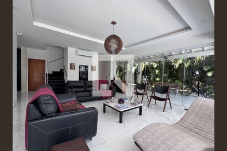 Sala de casa de condomínio para alugar com 6 quartos, 1500m² em Vargem Grande, Rio de Janeiro