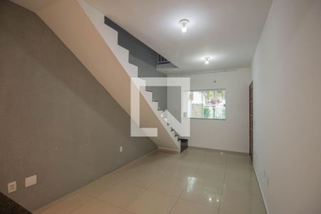 Sala de casa de condomínio para alugar com 3 quartos, 200m² em Galo Branco, São Gonçalo