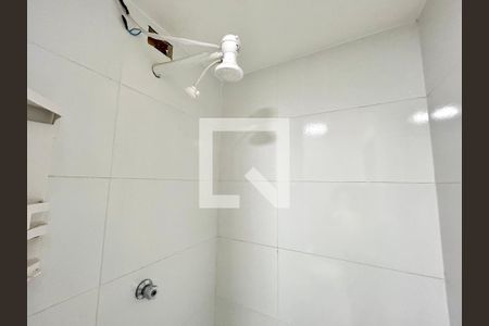 Banheiro de kitnet/studio para alugar com 1 quarto, 25m² em Jardim Arapongas, Guarulhos
