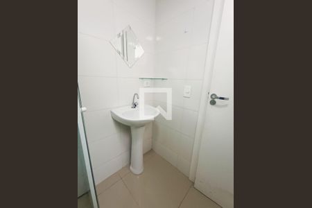Banheiro de kitnet/studio para alugar com 1 quarto, 30m² em Centro, Curitiba