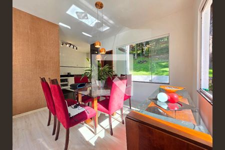 Sala de casa de condomínio para alugar com 4 quartos, 290m² em Retiro do Chale, Brumadinho