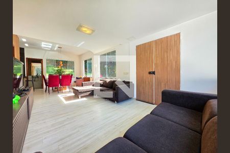 Sala de casa de condomínio para alugar com 4 quartos, 290m² em Retiro do Chale, Brumadinho